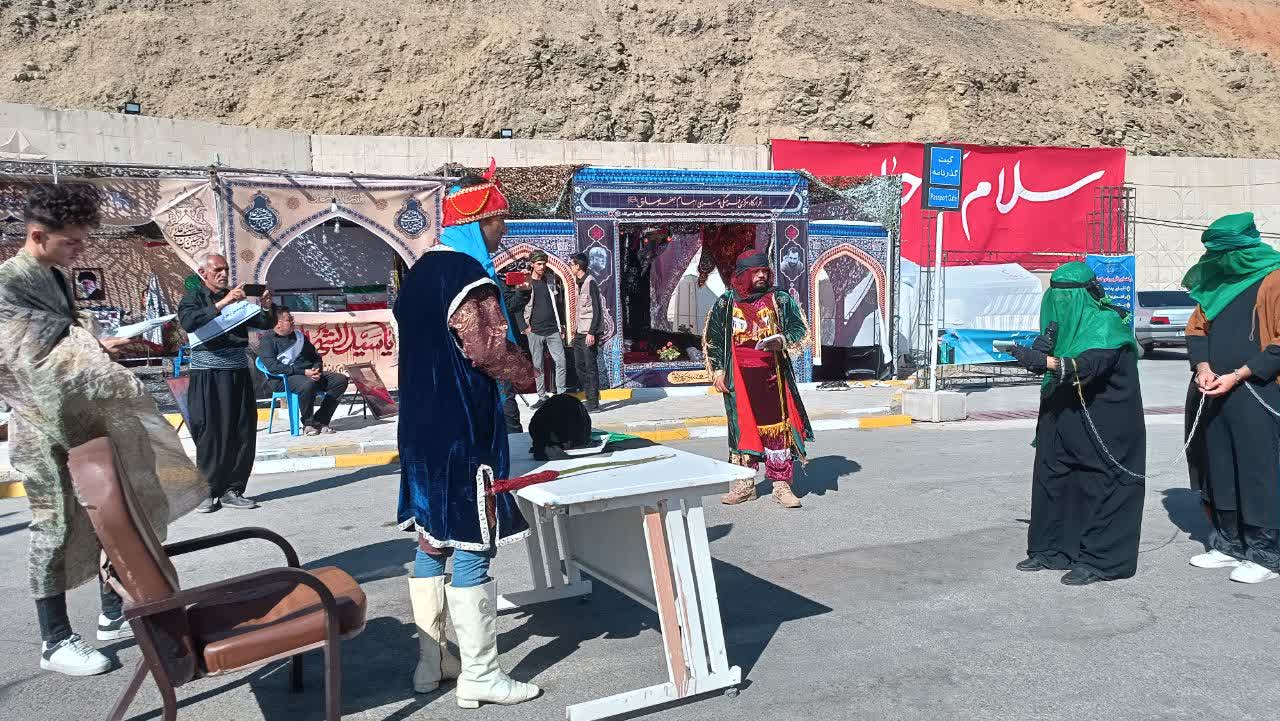 از خدمت بچههاي مسجد کانون شهيد صياد شيرازي شهرستان نقده به زائران تا اجراي گروه سرود و نمايش تراژدي در موکب قرارگاه امام جعفر صادق (ع)