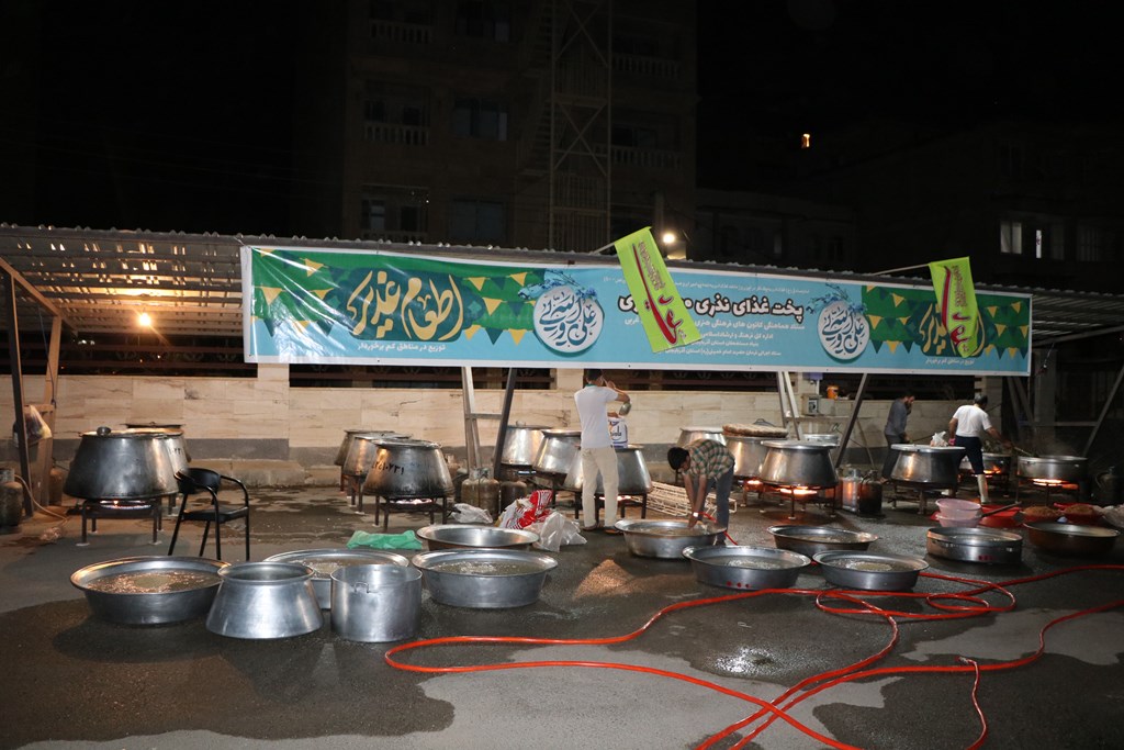 توزيع غذاي نذري به همت بچه هاي مسجد