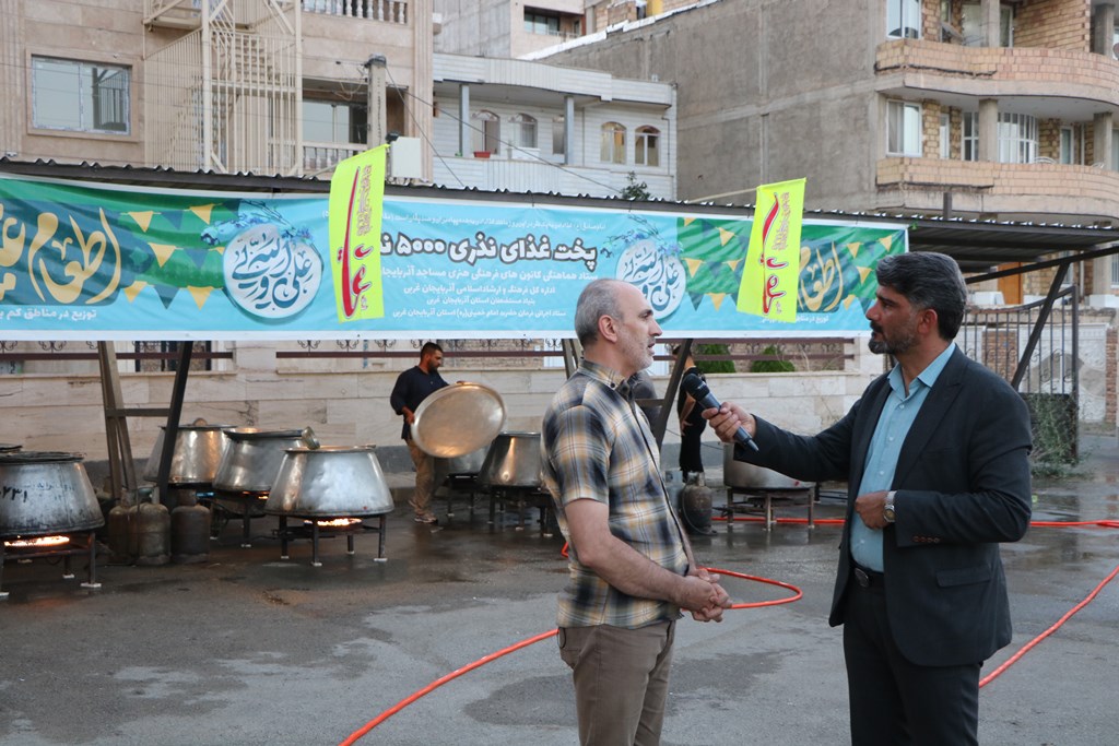 توزيع غذاي نذري به همت بچه هاي مسجد