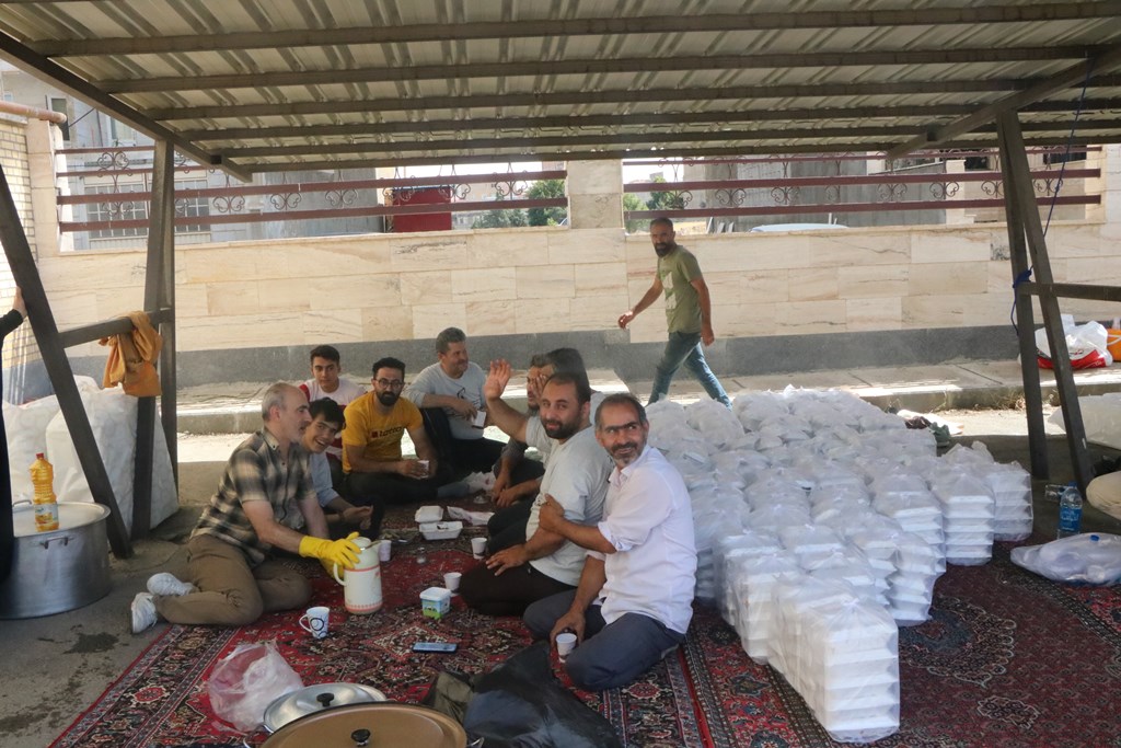 توزيع غذاي نذري به همت بچه هاي مسجد