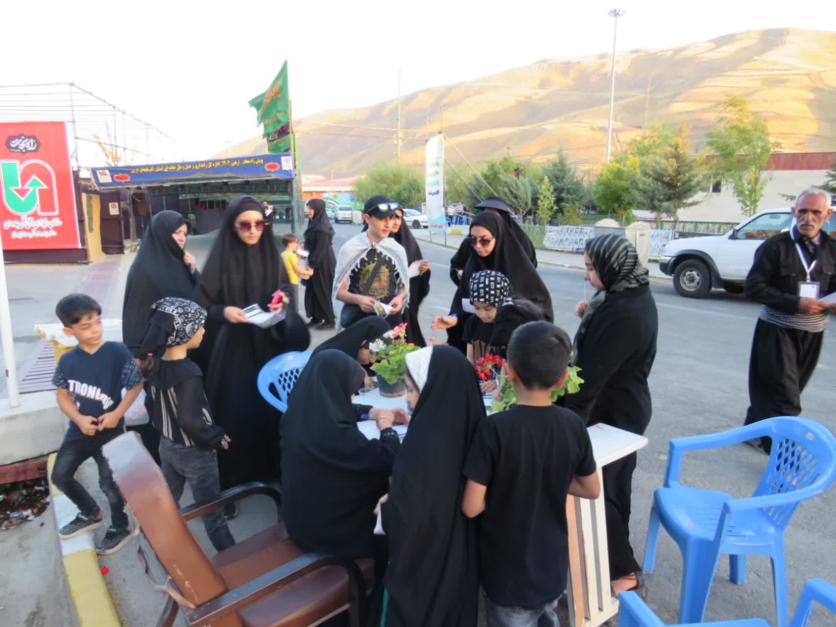 از خدمت بچههاي مسجد کانون شهيد صياد شيرازي شهرستان نقده به زائران تا اجراي گروه سرود و نمايش تراژدي در موکب قرارگاه امام جعفر صادق (ع)