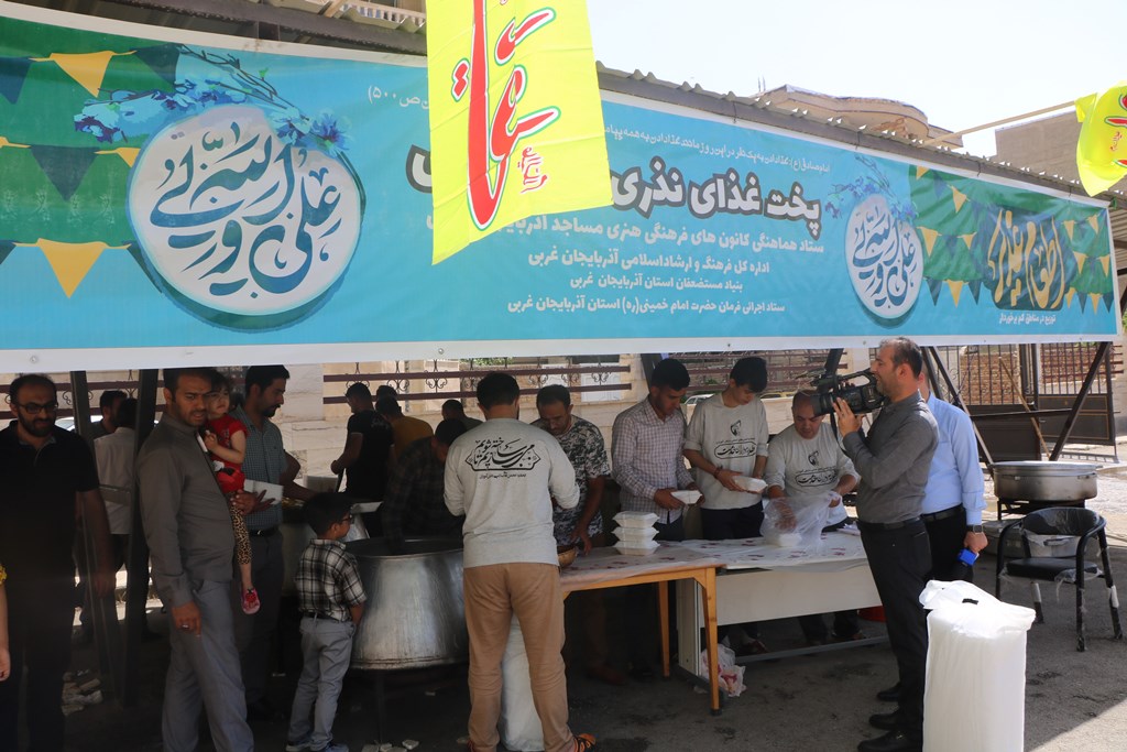 توزيع غذاي نذري به همت بچه هاي مسجد