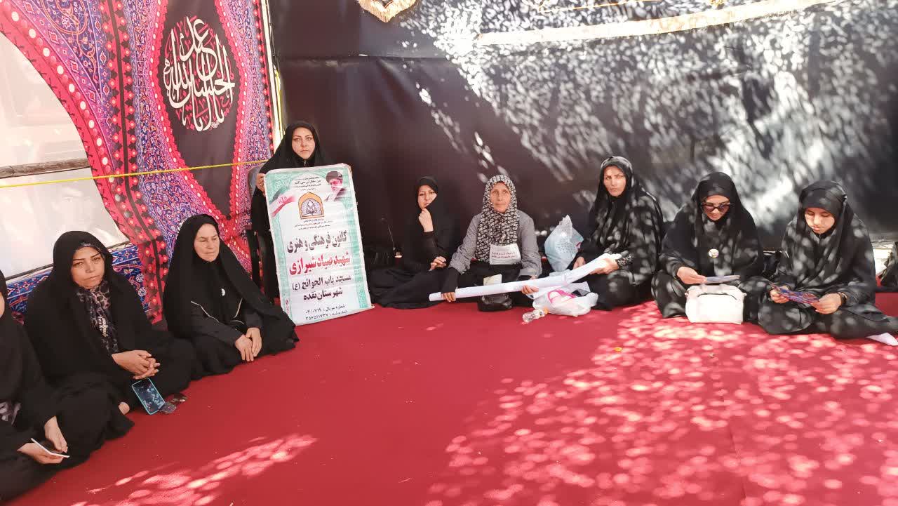 از خدمت بچههاي مسجد کانون شهيد صياد شيرازي شهرستان نقده به زائران تا اجراي گروه سرود و نمايش تراژدي در موکب قرارگاه امام جعفر صادق (ع)