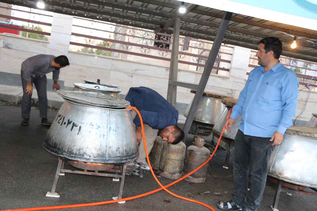 توزيع غذاي نذري به همت بچه هاي مسجد