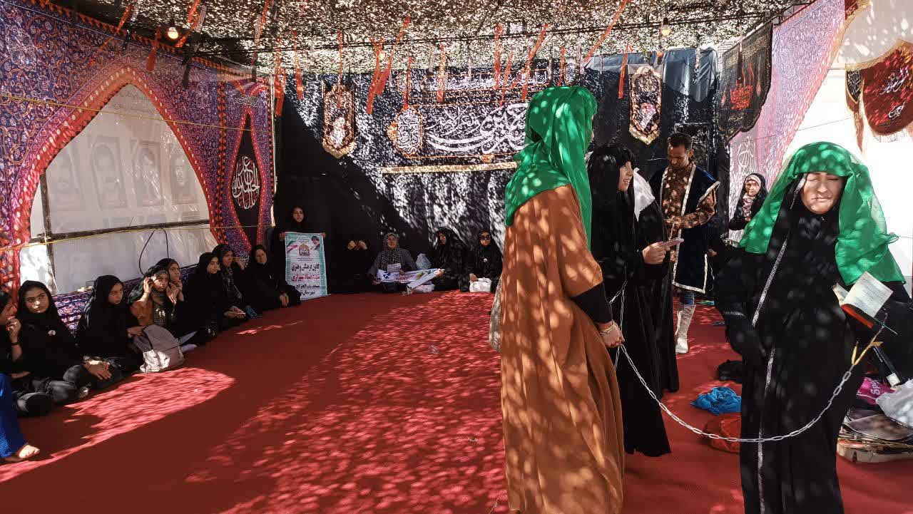 از خدمت بچههاي مسجد کانون شهيد صياد شيرازي شهرستان نقده به زائران تا اجراي گروه سرود و نمايش تراژدي در موکب قرارگاه امام جعفر صادق (ع)