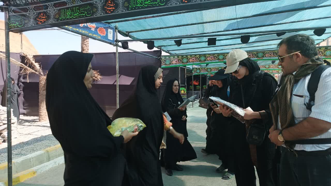 از خدمت بچههاي مسجد کانون شهيد صياد شيرازي شهرستان نقده به زائران تا اجراي گروه سرود و نمايش تراژدي در موکب قرارگاه امام جعفر صادق (ع)