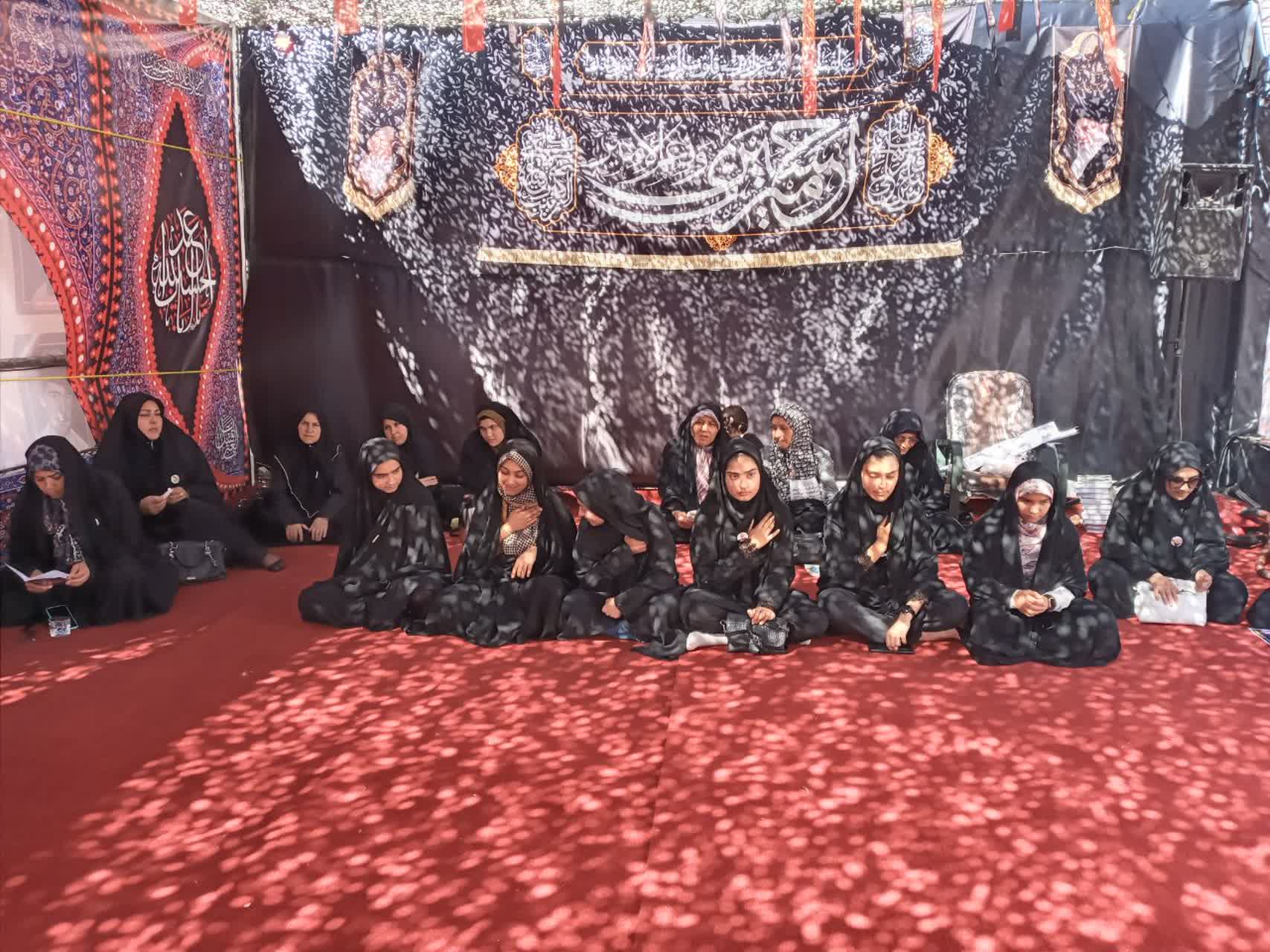 از خدمت بچههاي مسجد کانون شهيد صياد شيرازي شهرستان نقده به زائران تا اجراي گروه سرود و نمايش تراژدي در موکب قرارگاه امام جعفر صادق (ع)