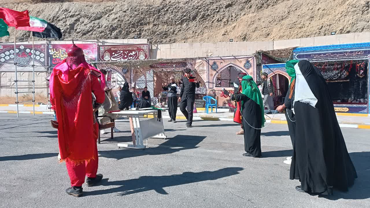 از خدمت بچههاي مسجد کانون شهيد صياد شيرازي شهرستان نقده به زائران تا اجراي گروه سرود و نمايش تراژدي در موکب قرارگاه امام جعفر صادق (ع)