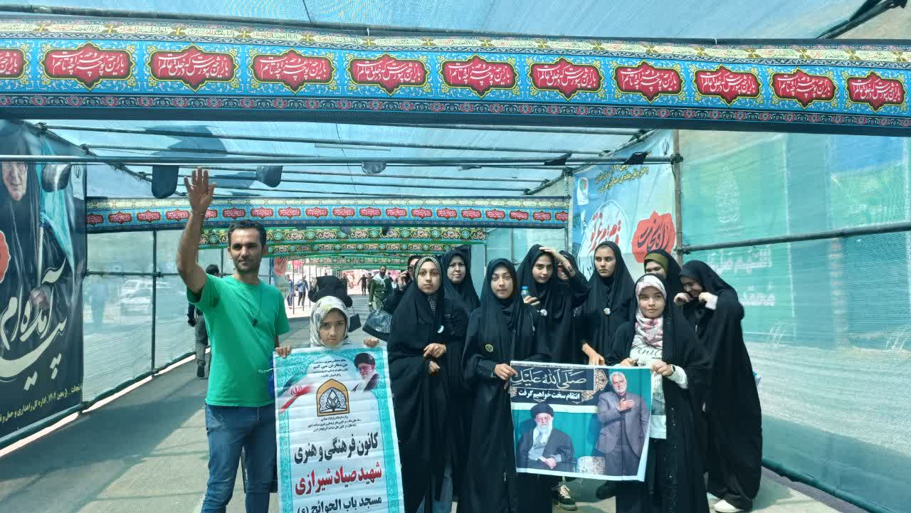 از خدمت بچههاي مسجد کانون شهيد صياد شيرازي شهرستان نقده به زائران تا اجراي گروه سرود و نمايش تراژدي در موکب قرارگاه امام جعفر صادق (ع)