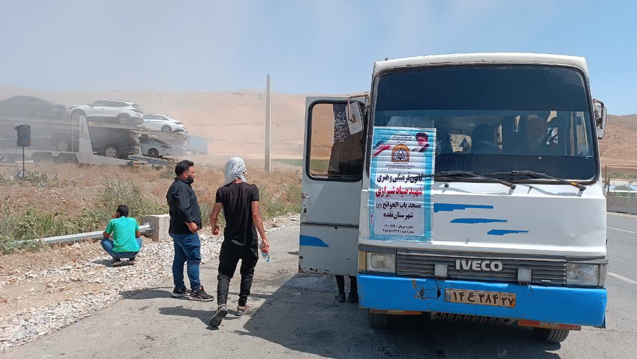 از خدمت بچههاي مسجد کانون شهيد صياد شيرازي شهرستان نقده به زائران تا اجراي گروه سرود و نمايش تراژدي در موکب قرارگاه امام جعفر صادق (ع)