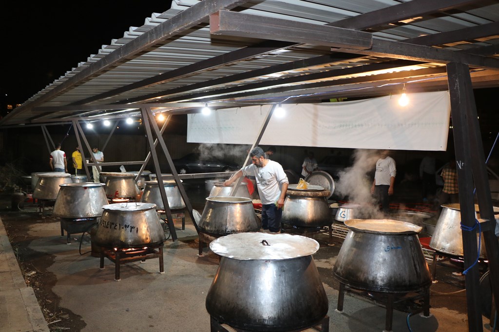 توزيع غذاي نذري به همت بچه هاي مسجد