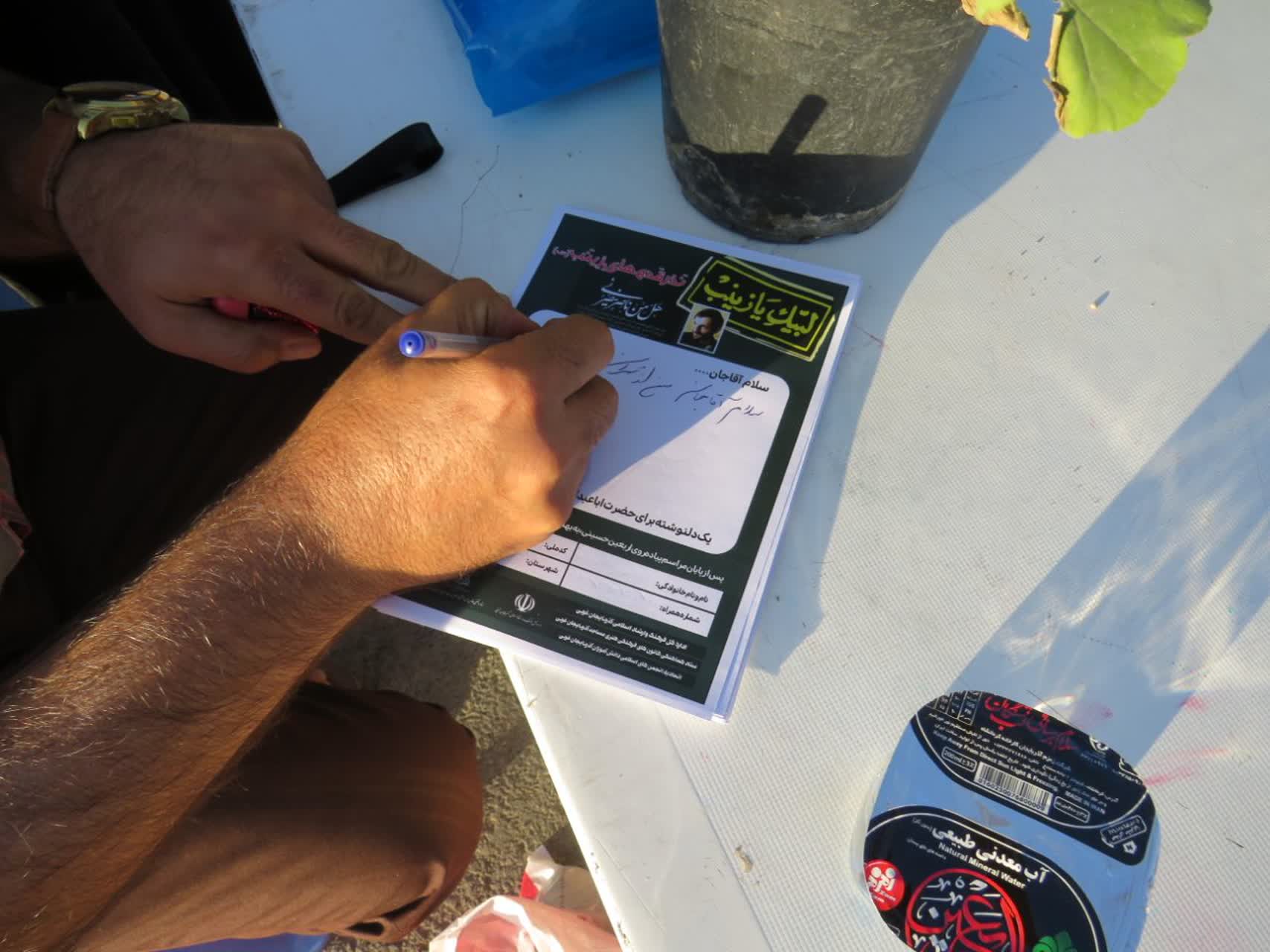 از خدمت بچههاي مسجد کانون شهيد صياد شيرازي شهرستان نقده به زائران تا اجراي گروه سرود و نمايش تراژدي در موکب قرارگاه امام جعفر صادق (ع)