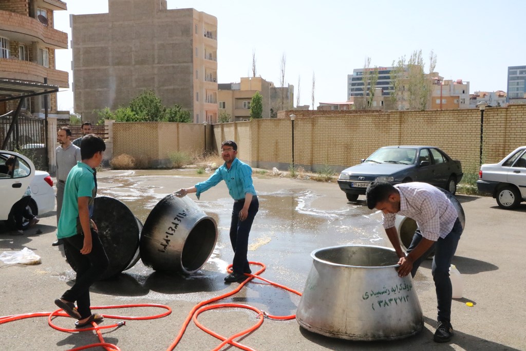 توزيع غذاي نذري به همت بچه هاي مسجد