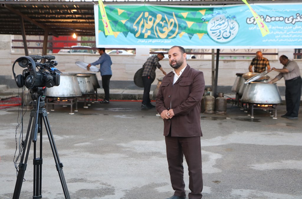 توزيع غذاي نذري به همت بچه هاي مسجد