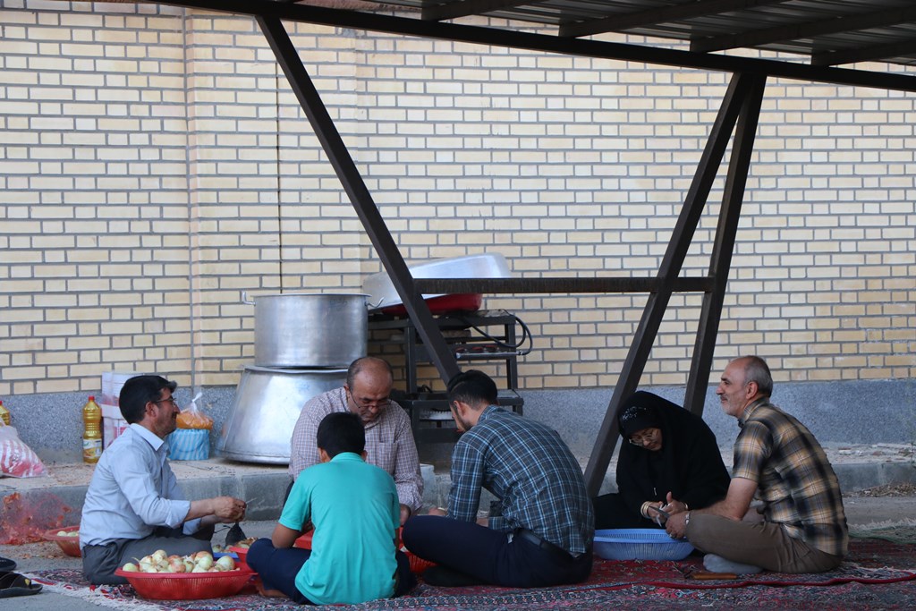 توزيع غذاي نذري به همت بچه هاي مسجد