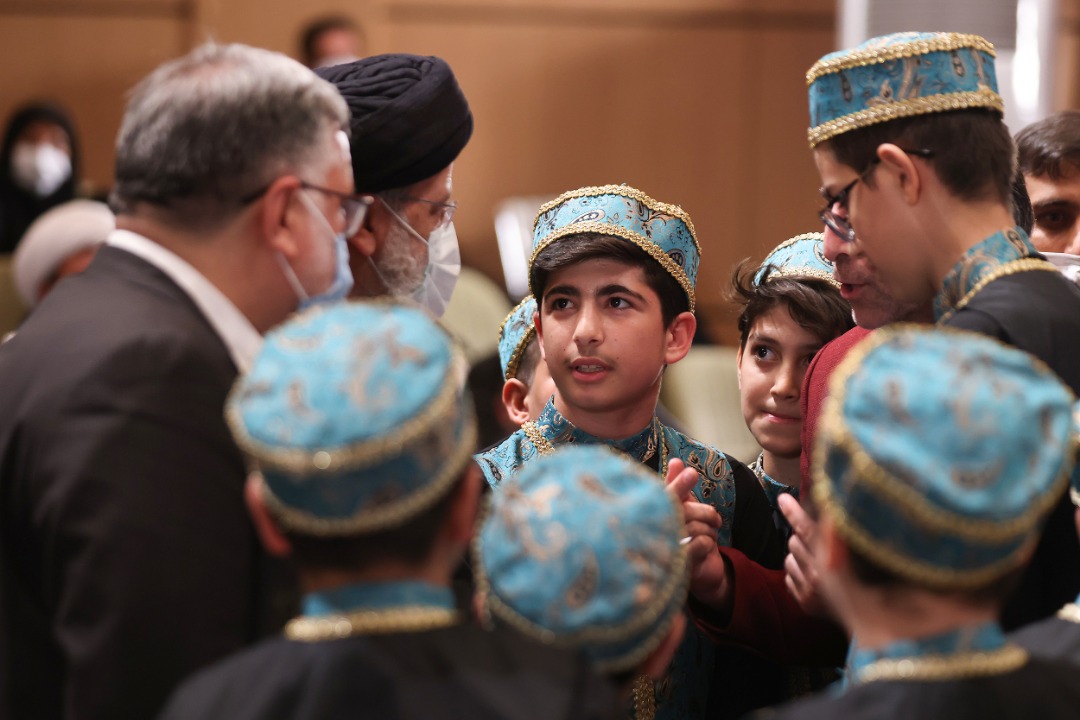 شوق بچه‌هاي مسجد از دريافت هديه سفر مشهد از رئيس‌جمهور