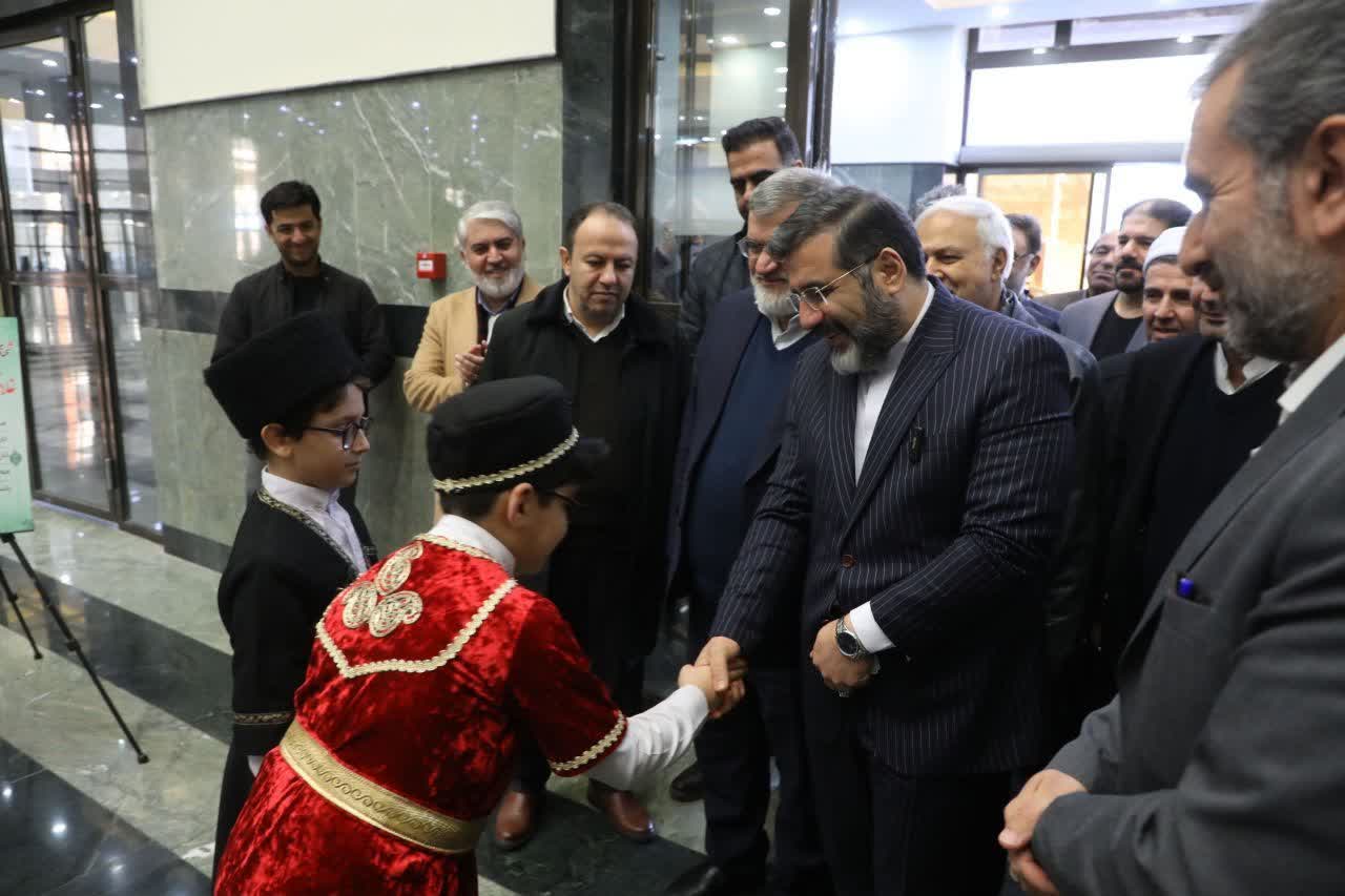 استقبال گرم و صميمي بچه‌هاي مسجد از وزير ارشاد در اروميه